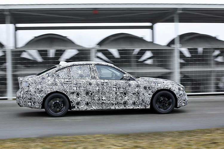 Về trang bị bên trong, hãng xe ôtô BMW sẽ sử dụng cụm thiết bị kỹ thuật số bên cạnh đồng hồ do truyền thống và màn hình điện tử - theo cách đó BMW có thể thu hút khách hàng yêu thích phong cách cổ điển và hiện đại.