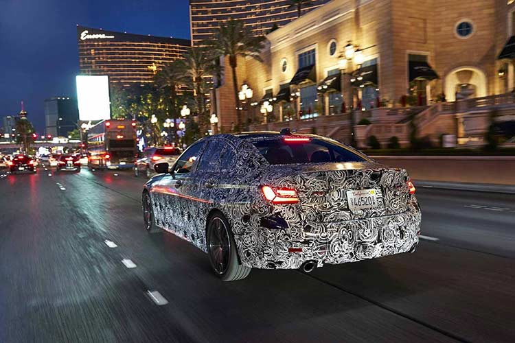 Về động cơ, mẫu xe BMW 3-Series thế hệ mới này sẽ đa dạng phiên bản động cơ xăng và dầu được cải thiện về lượng khí thải CO2. Trong khi đó, phiên bản động cơ xăng mạnh mẽ nhất có tên gọi M340i xDrive được đồn đoán sẽ có sức mạnh lên đến 380 mã lực.