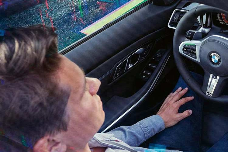 Ở thế hệ 3-Series hoàn toàn mới, BMW áp dụng nền tảng khung gầm CLAR mới (Cluster Architecture) thiên hướng cầu sau hơn (RWD), chính vì thế sẽ có kích thước lớn hơn một chút so với “đàn anh” 3-Series (F30), nhờ đó xe chiều dài cơ sở dài hơn tạo ra nhiều khoảng trống cho ghế ngồi ở phía sau vốn hay bị phàn nàn từ người dùng.