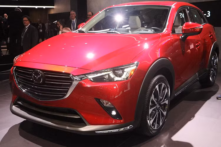 Mazda cho biết động cơ đã được tinh chỉnh để cho mô-men xoắn cao hơn và tiết kiệm nhiên liệu hơn. Trang bị công nghệ G-Vectoring Control (GVC) giúp kiểm soát lực G-force bằng cách can thiệp và thay mô-men xoắn từ động cơ đến từng bánh xe giúp xe ổn định hơn khi vào cua. Bên cạnh đó, hệ thống treo cũng được cải thiện.