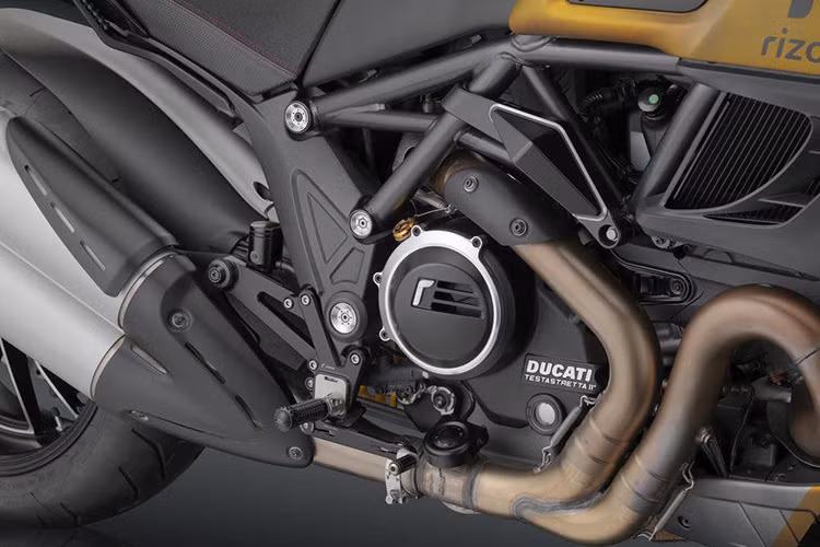 Bảo vệ lốc nồi Rizoma dành riêng cho dòng Diavel với thiết kế sắc sảo.