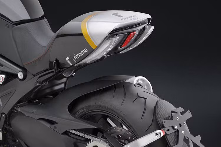 Đuôi xe cũng được trang bị ốp đuôi Rizoma thể thao hàng hiệu.
