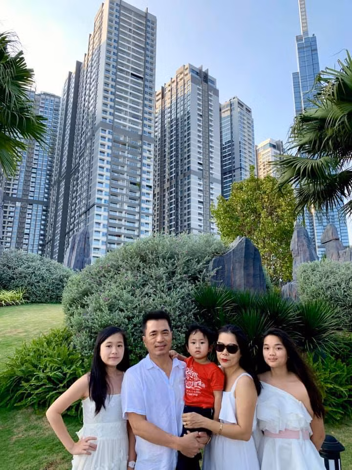 Cuoc song giau sang ben chong dai gia va 3 con xinh dep cua My Le