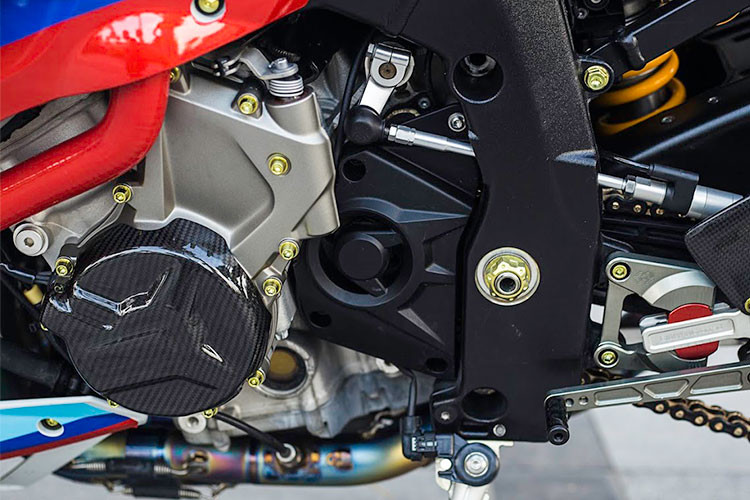 Xe sử dụng cùm côn CRG GP với tác dụng tăng chỉnh chủ động giúp chiếc xe dễ dàng lên và trả số khi buộc phải dùng tới tay côn trong nhiều trường hợp. Từ công suất 162 mã lực của chiếc nguyên bản, nó đã được gia tăng sức mạnh của xe lên bậc cao nhất bằng cách giảm trọng lượng triệt để cho xe.