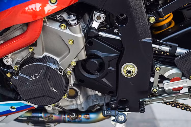 Xe sử dụng cùm côn CRG GP với tác dụng tăng chỉnh chủ động giúp chiếc xe dễ dàng lên và trả số khi buộc phải dùng tới tay côn trong nhiều trường hợp. Từ công suất 162 mã lực của chiếc nguyên bản, nó đã được gia tăng sức mạnh của xe lên bậc cao nhất bằng cách giảm trọng lượng triệt để cho xe.