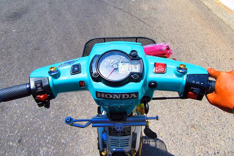 Trên chiếc xế độ Dream này, chủ nhân của nó đã trang bị tận răng với các món "đồ chơi" trên phần ghi đông như đồng hồ Koso RX2N, công tắc On/Off của PKL, nút bật yên điện, trợ lực cổ Ohlins và báo số điện tử... nhằm giúp cho xe vận hành tốt hơn.