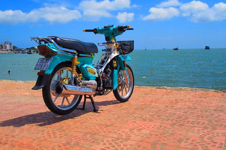 Xe được làm mới với pô Super Dream phiên bản mới, gác chân và gắp độ, mâm Daytona, phanh sau được độ lại với dĩa sau Galfer và heo Brembo. Dè sau cùng phuộc và nhiều chi tiết được giữ nguyên bản và làm mới.