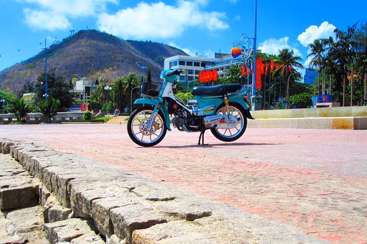 Thân xe ngoài việc được sơn lại màu xanh, nó được chủ xe trang bị cặp tem đấu đặt riêng cực chất. Dàn chân trước được trang bị phanh đĩa Galfer size 260mm, heo Brembo 2piston cùng patch CNC. Động cơ 98cc của xe cũng được nâng cấp mạnh mẽ hơn so với nguyên bản.