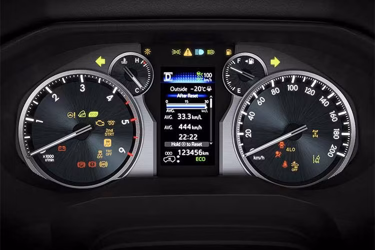 Xe được trang bị thêm hệ thống thông gió và sưởi ghế trang bị cho 2 ghế trước, chỉnh gập điện cho hàng ghế thứ 2. Đồng thời, Land Cruser Prado 2017 có thêm chức năng kiểm soát hành trình tự động Cruise Control.