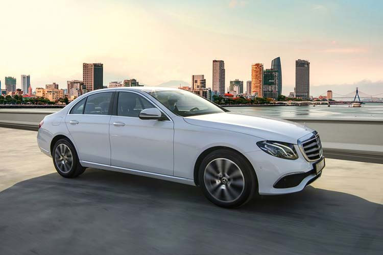 Thêm vào đó, động cơ M264 còn được tinh chỉnh hệ thống CAMTRONIC giúp giảm tiêu thụ nhiên liệu, công nghệ tráng thành xylanh NANOSLIDE thừa hưởng từ AMG giúp giảm ma sát tối đa, đường khí nạp tăng áp ngắn hơn giúp phản ứng chân ga nhạy hơn. Giá xe Mercedes-Benz E200 Exclusive niêm yết 2,29 tỷ đồng (đã bao gồm VAT).