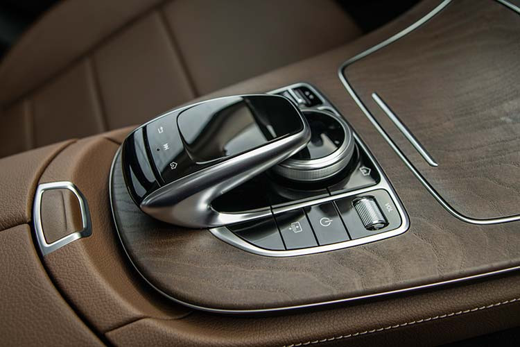 Về an toàn, Mercedes-Benz E200 Exclusive ngoài được trang bị các tính năng an toàn cơ bản thường thấy trên nhiều mẫu xe sang còn sở hữu loạt công nghệ tối tân như Hệ thống tự động bảo vệ chủ động PRE-SAFE, Hỗ trợ đỗ xe tự động Active Parking Assist thế hệ mới; ATTENTION ASSIST; ESP Curve Dynamic Assist; Crosswind Assist; Phanh tay điều khiển điện với chức năng nhả phanh thông minh; Hỗ trợ khởi hành ngang dốc (Hill-Start Assist)...