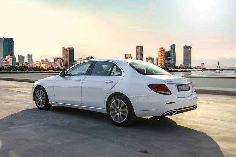 Tương tự như E 200 Sport, nâng cấp đáng giá nhất của E 200 Exclusive là động cơ hoàn toàn mới mang mã hiệu M264. Động cơ I4 2.0 L sử dụng tăng áp đường nạp kép (twin-scroll), sản sinh công suất 197 mã lực và sức kéo 320 Nm, mạnh hơn 13 mã lực và 20 Nm so với phiên bản E 200 trước đây, giúp xe tăng tốc lên 100 km/h chỉ trong 7,5 giây. Đi kèm với đó là trang bị hộp só tự động 9G-TRONIC.