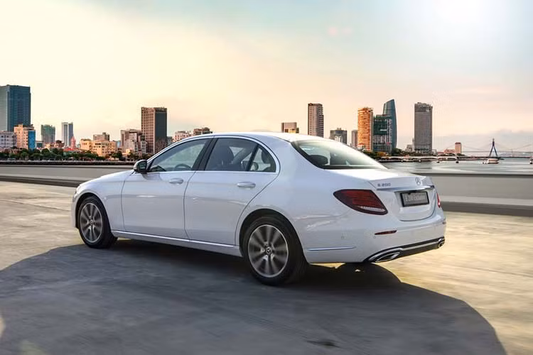 Tương tự như E 200 Sport, nâng cấp đáng giá nhất của E 200 Exclusive là động cơ hoàn toàn mới mang mã hiệu M264. Động cơ I4 2.0 L sử dụng tăng áp đường nạp kép (twin-scroll), sản sinh công suất 197 mã lực và sức kéo 320 Nm, mạnh hơn 13 mã lực và 20 Nm so với phiên bản E 200 trước đây, giúp xe tăng tốc lên 100 km/h chỉ trong 7,5 giây. Đi kèm với đó là trang bị hộp só tự động 9G-TRONIC.