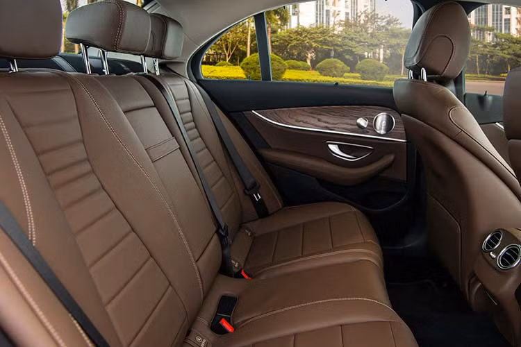 Ngoài ra, với tiêu chuẩn là một mẫu xe sang đúng nghia, E200 Exclusive được trang bị vô lăng 3 chấu bọc da Nappa thiết kế mới, tích hợp 2 nút điều khiển cảm ứng trên tay lái (Touch Control Buttons), giúp người lái dễ dàng điều khiển các tính năng mà không bị sao nhãng. Xe hỗ trợ sạc điện thoại không dây qua chuẩn Qi và kết nối Apple CarPlay/Android Auto, giúp các tín đồ công nghệ sử dụng smartphone thuận tiện và an toàn.