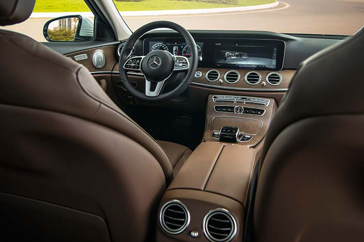 Tương tự như E300 AMG, Mercedes-Benz E200 Exclusive mới tạo nên một không gian tương tác hiện đại, rộng mở và đậm chất công nghệ. Người lái có thể lựa chọn 3 chủ đề hiển thị khác nhau cho bảng đồng hồ kỹ thuật số, bao gồm ‘Cổ điển’, ‘Thể thao’ và ‘Hiện đại’.