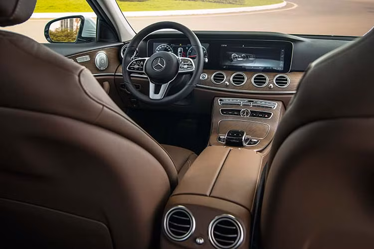 Tương tự như E300 AMG, Mercedes-Benz E200 Exclusive mới tạo nên một không gian tương tác hiện đại, rộng mở và đậm chất công nghệ. Người lái có thể lựa chọn 3 chủ đề hiển thị khác nhau cho bảng đồng hồ kỹ thuật số, bao gồm ‘Cổ điển’, ‘Thể thao’ và ‘Hiện đại’.