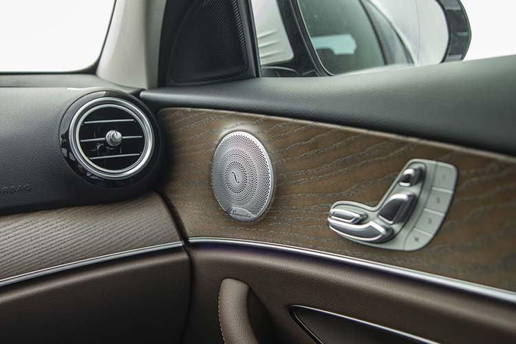 Ngoài ra, E200 Exclusive còn mang đến sự tiện lợi cho người lái với khóa xe thông minh &amp; khởi động bằng nút bấm KEYLESS-GO, chức năng Hand Free Access (đá cốp), màn che nắng cửa sổ, màn che nắng kính sau chỉnh điện và ệ thống âm thanh vòm Burmester 13 loa cao cấp.