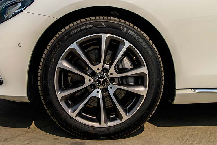 Xe sở hữu 4 màu ngoại thất, gồm Trắng Polar, Đen Obsidian, Đỏ Hyacinth và Xanh Cavansite, cùng với 2 gam màu nội thất là Đen và Nâu sẫm