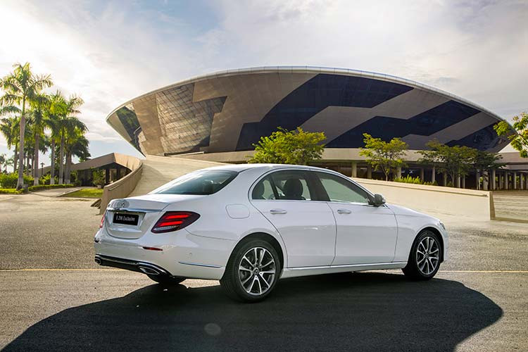 Mercedes-Benz E-Class hiện đang là mẫu xe sedan sang hạng cỡ trung được ưa chuộng nhất tại thị trường Việt Nam. Với việc ra mắt phiên bản Mercedes-Benz E200 Exclusive 2020 mới thay thế phiên bản Sport, dòng E-Class sẽ có 3 phiên bản, gồm E200, E200 Exclusive và E300 AMG.