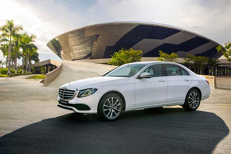 Mercedes-Benz Việt Nam mới đây vừa chính thức giới thiệu phiên bản E200 Exclusive 2020 hoàn toàn mới, thay thế cho phiên bản E 200 Sport trước đây. Mercedes-Benz E200 Exclusive mới là sự kết hợp độc đáo của phân khúc: mang trên mình nhiều trang bị của E300, sở hữu hình ảnh lịch thiệp với gói ngoại thất Exclusive, nội thất theo hướng hiện đại và sức mạnh vượt trội.