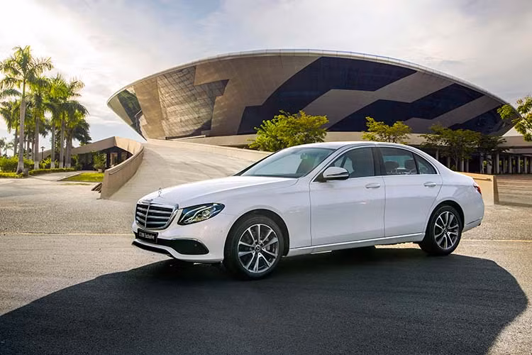 Mercedes-Benz Việt Nam mới đây vừa chính thức giới thiệu phiên bản E200 Exclusive 2020 hoàn toàn mới, thay thế cho phiên bản E 200 Sport trước đây. Mercedes-Benz E200 Exclusive mới là sự kết hợp độc đáo của phân khúc: mang trên mình nhiều trang bị của E300, sở hữu hình ảnh lịch thiệp với gói ngoại thất Exclusive, nội thất theo hướng hiện đại và sức mạnh vượt trội.