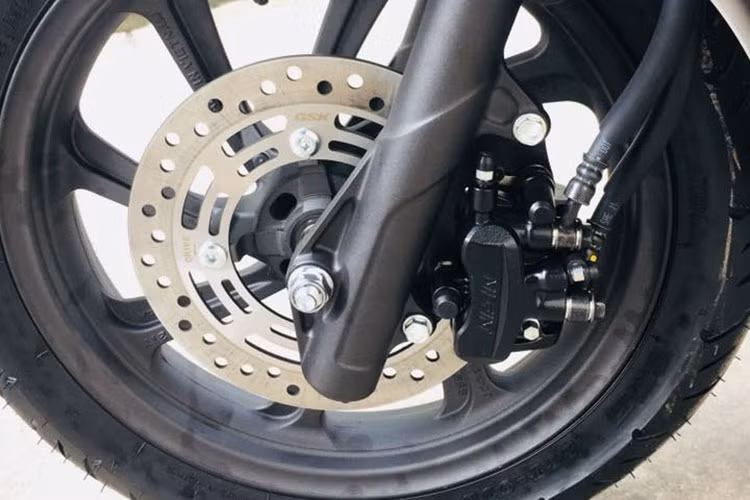 Tư thế lái xe của PCX vẫn giữ “cái chất” thoải mái vốn có của dòng xe PCX, nay được cải tiến hơn với việc kéo dài sàn để chân lên phía trước, giúp người lái có được cảm giác lái xe thoải mái hơn so với thế hệ PCX trước đây. Hệ thống phanh trước vẫn dạng đĩa đơn, sau tang trống.