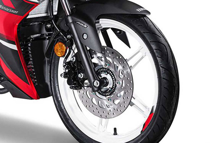 Về hệ thống treo, xe sử dụng phuộc ống lồng truyền thống phía trước và giảm xóc đơn phía sau có thể điều chỉnh tải trước.