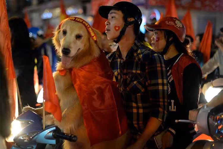 Đại gia đình cưỡi "xế nổ" xuống đường cổ vũ U23 Việt Nam.