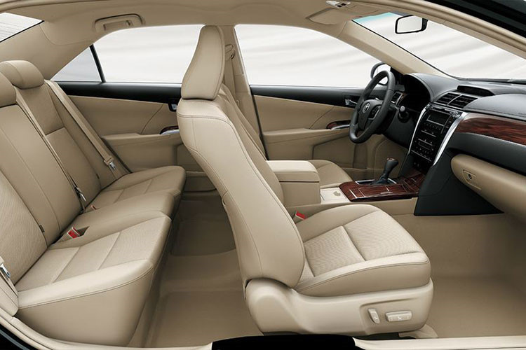 Về tính năng an toàn, tất cả các phiên bản của Toyota Camry 2018 đều được trang bị 7 túi khí (2 túi khí trước, 2 túi khí hông bên phía trước, túi khí đầu gối người lái và 2 túi khí rèm) giúp giảm thiểu tối đa chấn thương cho người lái và hành khách trong trường hợp xảy ra va chạm.