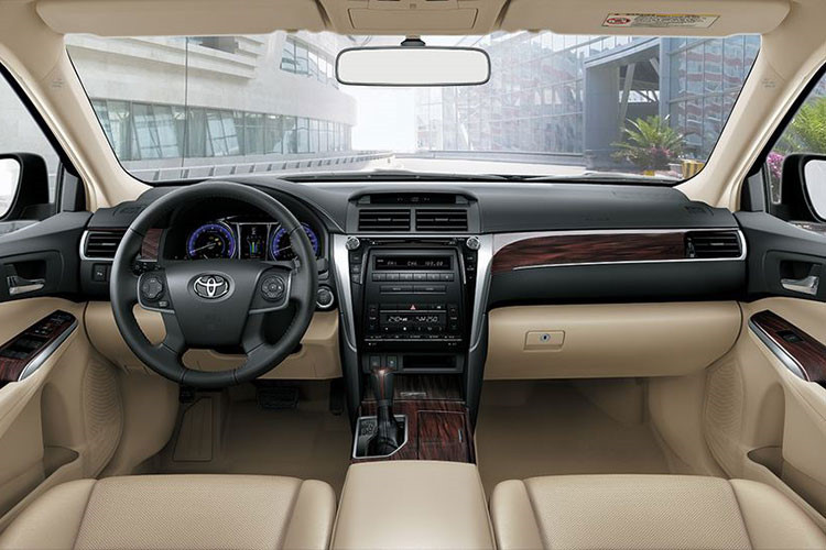 Bên trong nội thất, Camry bản nâng cấp mới thay đổi thiết kế mặt taplo với các chi tiết ốp gỗ vân carbon cùng các đường chỉ tinh tế tạo cảm giác sang trọng cho chiếc xe. Riêng phiên bản 2.5Q sử dụng thiết kế ghế màu nâu mang đến không gian nội thất đẳng cấp cho người sử dụng.
