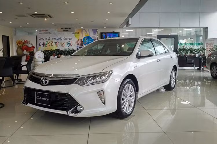 Ở phiên bản này, Toyota Việt Nam bổ sung thêm màu trắng mới cho Camry 2018 và tăng giá 8 triệu đồng cho tất cả các phiên bản sử dụng màu sơn này. Giá xe Toyota Camry 2018 thời điểm ra mắt năm 2017 được bán ra chính hãng từ 977 triệu đồng đến 1,310 tỷ đồng.