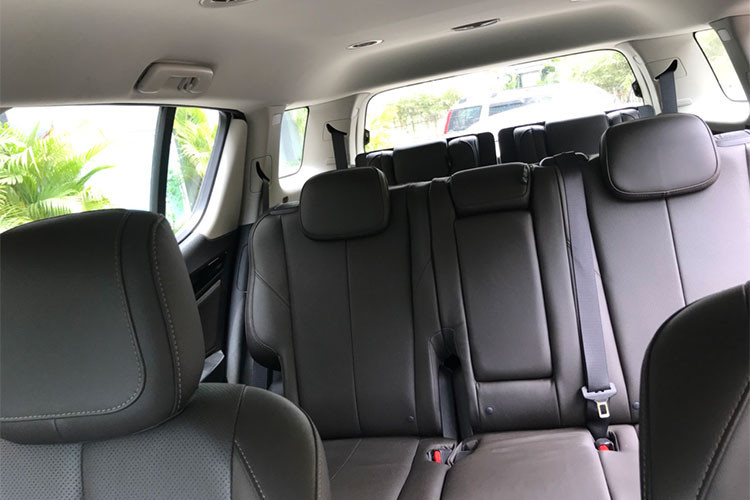 Toàn bộ 7 chỗ ngồi trên xe được bố trí theo phong cách ghế ngồi trong nhà hát, mang đến cho hành khách ngồi ở hàng thứ 2 và 3 tầm nhìn bao quát hơn, trong khi hệ thống điều hòa điều chỉnh riêng cho từng vị trí giúp hành khách tận hưởng cảm giác thư giãn, mát mẻ tối đa trong mùa hè nóng bức.