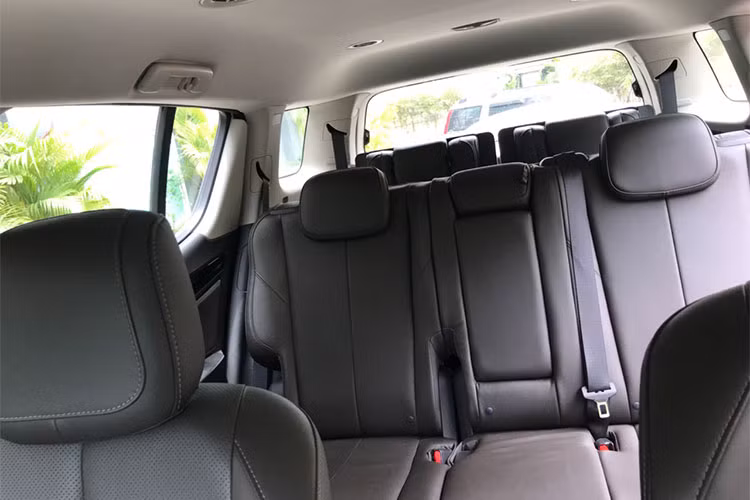 Toàn bộ 7 chỗ ngồi trên xe được bố trí theo phong cách ghế ngồi trong nhà hát, mang đến cho hành khách ngồi ở hàng thứ 2 và 3 tầm nhìn bao quát hơn, trong khi hệ thống điều hòa điều chỉnh riêng cho từng vị trí giúp hành khách tận hưởng cảm giác thư giãn, mát mẻ tối đa trong mùa hè nóng bức.