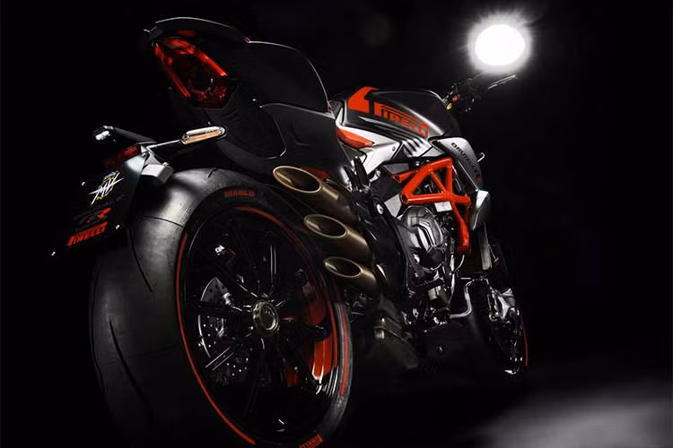 Đối với MV Agusta Brutale 800 RR Pirelli, một vành bánh xe rộng 6 inch mới sẽ được đưa vào sử dụng, chỉ dành riêng cho RR phiên bản giới hạn này. Xe trang bị lốp Pirelli Diablo Supercorsa SP 200/55 ZR17. 