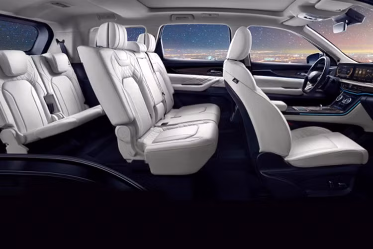 Những trang bị tiêu chuẩn khác ở nội thất gồm đế sạc không dây cho 2 smartphone cùng lúc với công suất tối đa 50W, tính năng đề nổ xe từ xa, nhận diện khuôn mặt, cửa sổ trời toàn cảnh. Ghế trước có chức năng thông gió, sưởi, massage, ghế hành khách phía trước có thêm tựa chân.