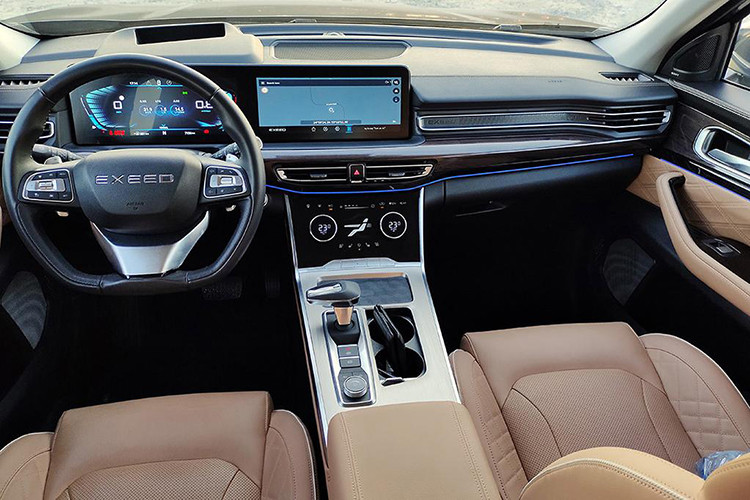 Exeed VX C-DM được xây dựng dựa trên nền tảng hybrid M3X. Toàn bộ dòng xe đều được trang bị tiêu chuẩn hệ dẫn động bốn bánh. Hệ thống plug-in hybrid của xe bao gồm động cơ 1.5T và hai động cơ điện, kết hợp với bộ pin lithium ba cực 34,46 kWh.