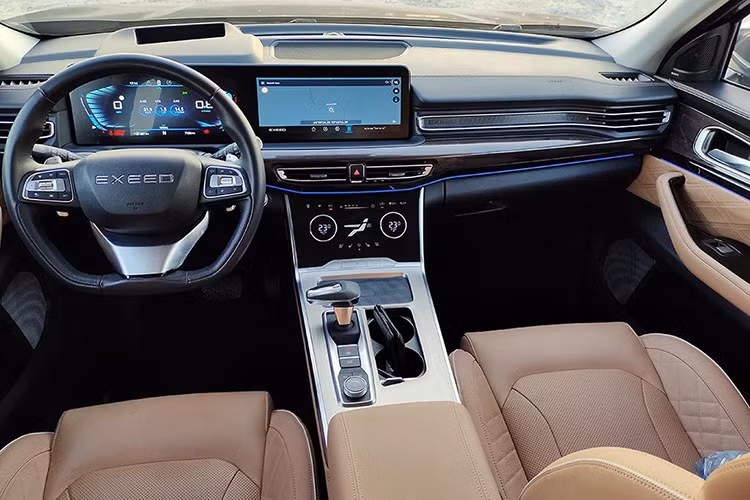 Exeed VX C-DM được xây dựng dựa trên nền tảng hybrid M3X. Toàn bộ dòng xe đều được trang bị tiêu chuẩn hệ dẫn động bốn bánh. Hệ thống plug-in hybrid của xe bao gồm động cơ 1.5T và hai động cơ điện, kết hợp với bộ pin lithium ba cực 34,46 kWh.