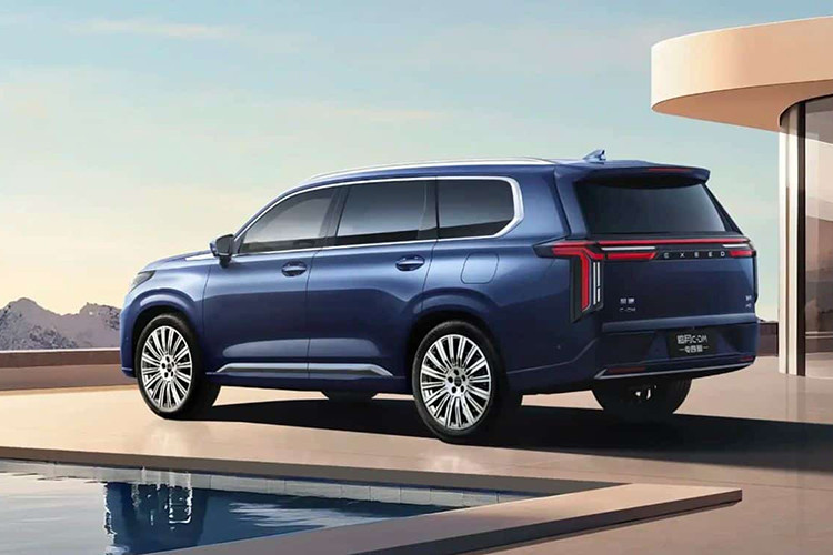 Phía sau xe nổi bật cụm đèn hậu được thiết kế dạng phuộc nhún. Ngoài ra còn có logo C-DM ở góc dưới bên trái của cửa sau, logo AWD ở bên phải và đèn phanh gắn cao. 