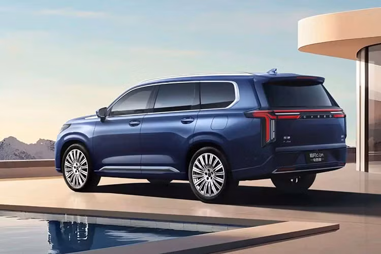 Phía sau xe nổi bật cụm đèn hậu được thiết kế dạng phuộc nhún. Ngoài ra còn có logo C-DM ở góc dưới bên trái của cửa sau, logo AWD ở bên phải và đèn phanh gắn cao. 