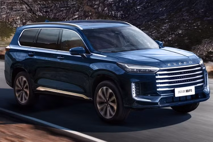 Chery Exeed VX PHEV được định vị là một chiếc SUV cỡ trung đến lớn, chiếc xe có chiều dài, chiều rộng và chiều cao lần lượt là 5010/1940/1800 mm; và chiều dài cơ sở là 2900 mm, dài hơn 40 mm và cao hơn 8 mm so với phiên bản chạy bằng xăng.