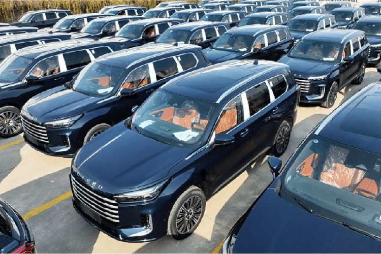 Ngày 7/2 vừa qua, Chery đã công bố lô xe sản xuất hàng loạt đầu tiên của Exeed VX (được gọi là Lanyue ở Trung Quốc) C-DM đã chính thức lăn bánh khỏi dây chuyền lắp ráp. Đợt mở bán Chery Exeed VX PHEV 2025 mới trước dự kiến ra mắt chính thức vào tháng 3 để cạnh tranh với các mẫu xe như Wey Lanshan, Li L8 và Aito M7.