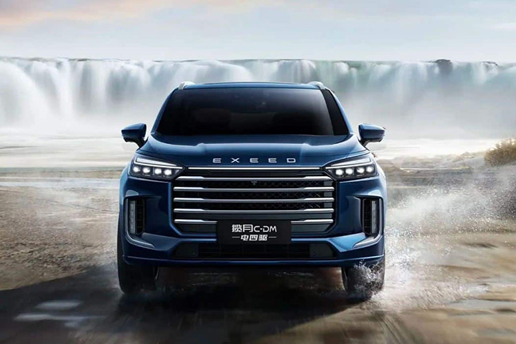 Bên ngoài, Exeed VX C-DM tiếp tục phong cách thiết kế của biến thể chạy bằng xăng, với lưới tản nhiệt đa giác lớn ở giữa và đèn pha dạng chấm.