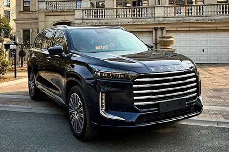 Để tham khảo giá xe Chery Exeed VX tại thị trường Trung Quốc, phiên bản chạy bằng xăng hiện tại có giá từ 193.900 – 233.900 nhân dân tệ (26.600 – 32.100 USD, tương đương 635,2 triệu đồng - 766 triệu đồng).