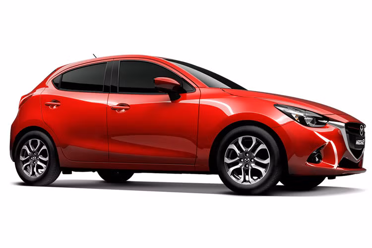 Mazda2 bản nâng cấp mới có ít thay đổi ở ngoại hình, ngoại trừ đèn sương mù halogen thay bằng LED và xi-nhan trên gương chiếu hậu mảnh hơn. Đáng chú ý trên mẫu xe này là các chi tiết như hệ thống đèn pha và đèn định vị dạng LED, gạt nước mưa tự động... được làm mới lại.