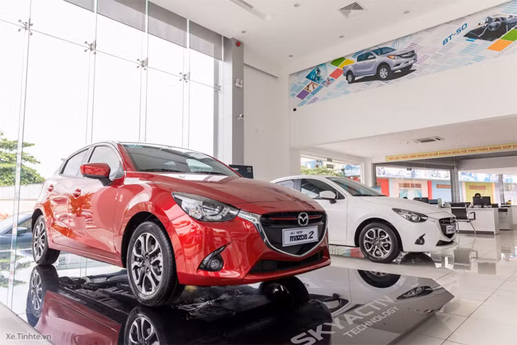Bảng giá hiện tại của Mazda đang bán ra tại Việt Nam hiện đã không còn xe Mazda2 hatchback mà chỉ có phiên bản sedan. THACO cho biết phiên bản hatchback tạm hết hàng và đồng thời ngừng phân phối để chờ mẫu mới. Mặc dù nhà phân phối không nói rõ nhưng có thể hiểu đây là bản nâng cấp giữa vòng đời của mẫu xe hạng B này.