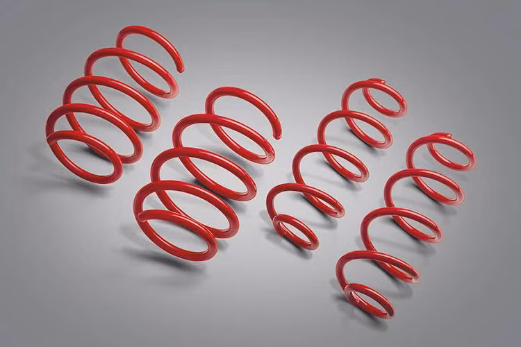 Chưa hết, gói Nurburgring còn bao gồm lò xo hạ thấp gầm xe và hộp kiểm soát chân ga. Theo hãng Toyota, trang bị này giúp cải thiện phản ứng chân ga của xe. Ở thị trường Thái Lan, Toyota Corolla Altis hiện có 2 tùy chọn động cơ. Đầu tiên là động cơ xăng 4 xi-lanh, dung tích 1.8L, sản sinh công suất tối đa 140 mã lực và mô-men xoắn cực đại 177 Nm. Động cơ này đồng hành với hộp số biến thiên vô cấp CVT.