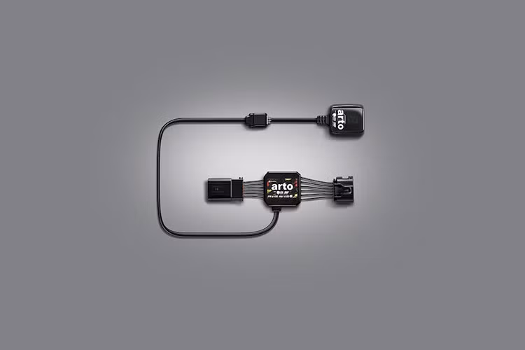 Ngoài ra, mẫu sedan cỡ C này còn có cánh lướt gió trước, bên sườn và phía sau mới, cánh gió trên nắp cốp cũng như logo Nurburgring ở chắn bùn trước. Đáng tiếc là gói phụ kiện Nurburgring không mang đến phần thân mở rộng và cánh gió đuôi cỡ lớn như xe đua của đội Toyota Gazoo Racing Team.