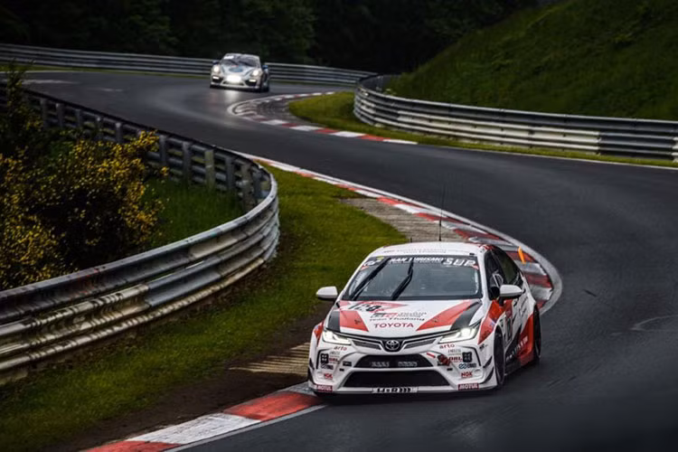 Gói phụ kiện Nurburgring này có giá trị 42.000 Baht (khoảng 28 triệu đồng). Tuy nhiên, khách hàng Thái Lan khi mua 4 bản trang bị kể trên của Toyota Corolla Altis sẽ được lắp miễn phí gói Nurburgring cho xe, đi kèm cả bảo hiểm xe hơi "hạng nhất" trị giá 31.000 Baht (21 triệu đồng).