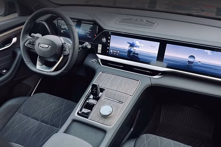 Xe được trang bị nội thất 2 tông màu tiêu chuẩn, kết hợp giữa màu đen và xanh. Nếu chi thêm tiền, khách hàng có thể trang bị nội thất bọc da lộn tùy chọn với các đường dệt đậm chất Trung Quốc. Hệ thống đèn viền LED 72 màu cũng là trang bị tiêu chuẩn, có thể thay đổi theo chế độ lái. 