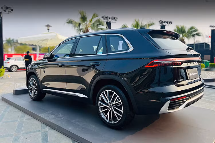 Về ngoại thất, Monjaro gây ấn tượng với lưới tản nhiệt Expanding Cosmos đặc trưng, tạo cảm giác bề thế và mạnh mẽ. Cụm đèn pha Matrix LED thanh mảnh, mỗi đèn bao gồm 126 bóng LED có khả năng điều chỉnh độc lập, giúp tùy chỉnh độ sáng cũng như tạo hiệu ứng ánh sáng theo mong muốn.